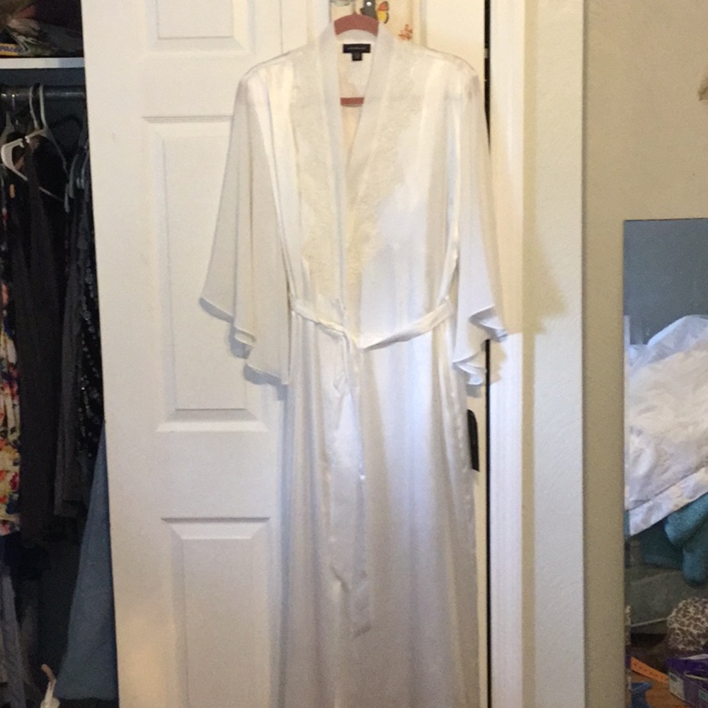 A fine silky night robe and mini gown